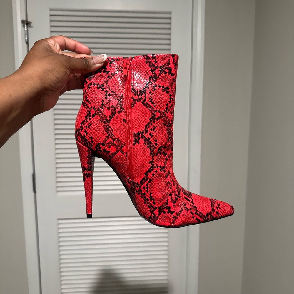 These sexy boots are so cute size 10 with snake skin print!!!